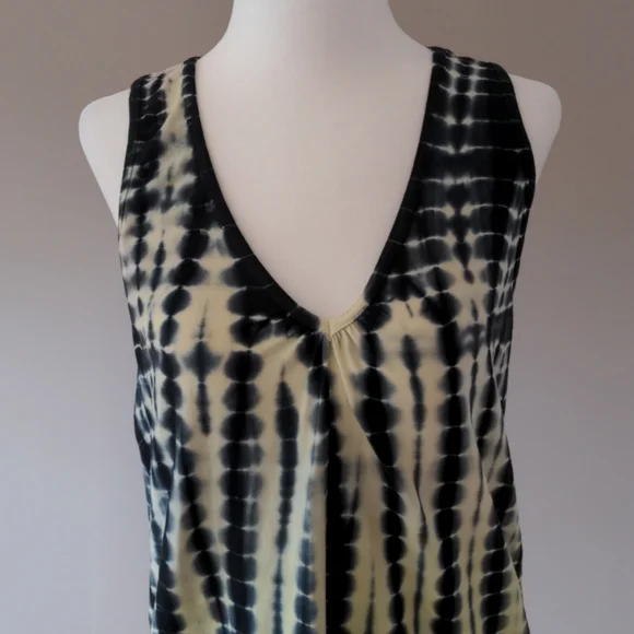 ✨3/$40 - Racerback Workout Tank - Picture 3 of 4